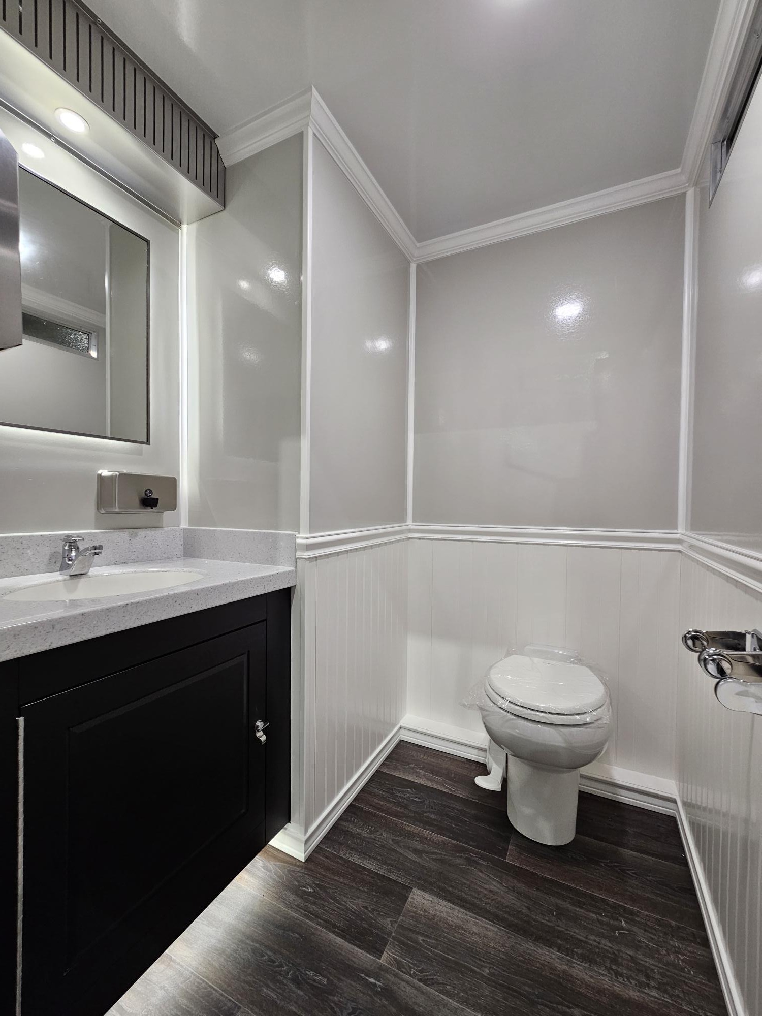 Lavabo et miroir dans une roulotte sanitaire